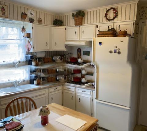 617 Devonshire Dr, Sturgis, MI 49091 photo 2