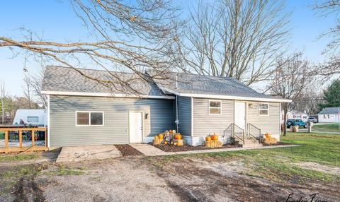509 E Forrest St, Edmore, MI 48829 photo 2