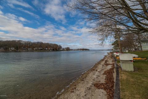 530 E Gull Lake Dr, Augusta, MI 49012 photo 2