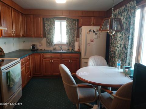 5741 E Pakes Rd, Crystal, MI 48818 photo 2