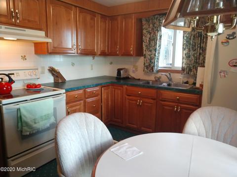 5741 E Pakes Rd, Crystal, MI 48818 photo 3