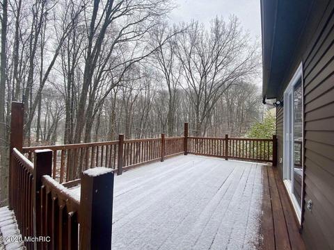515 Edgeworthe Dr SE, Ada, MI 49301 photo 2
