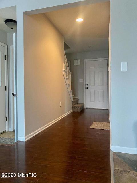 515 Edgeworthe Dr SE, Ada, MI 49301 photo 4