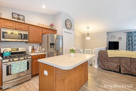 1010 Grindle Dr SE, Lowell, MI 49331 photo 10