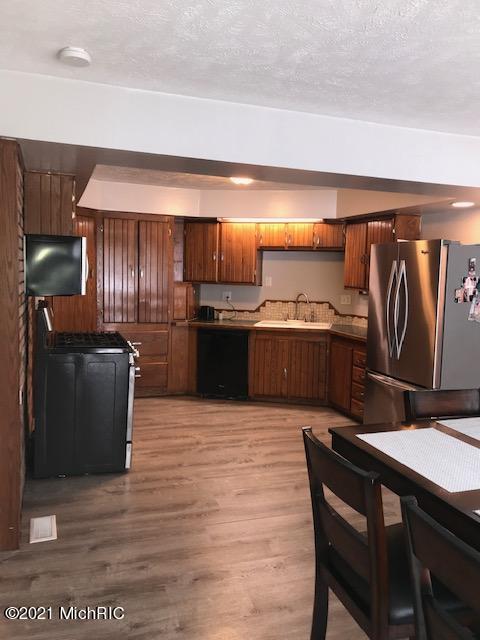 71 E 96th St, Newaygo, MI 49337 photo 6