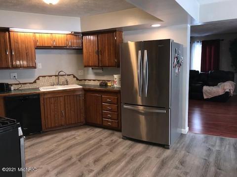 71 E 96th St, Newaygo, MI 49337 photo 4