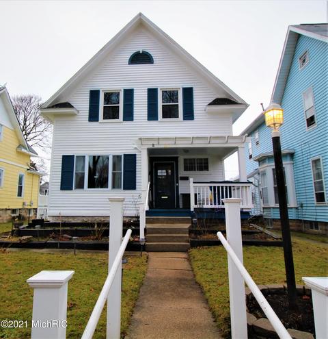 360 2nd St, Manistee, MI 49660 photo 2