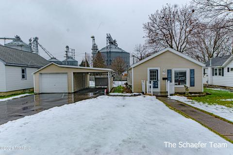 209 Maple St, Lowell, MI 49331 photo 3