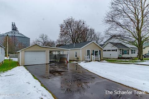 209 Maple St, Lowell, MI 49331 photo 2