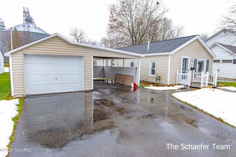 209 Maple St, Lowell, MI 49331 photo 4