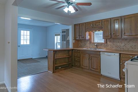 209 Maple St, Lowell, MI 49331 photo 5