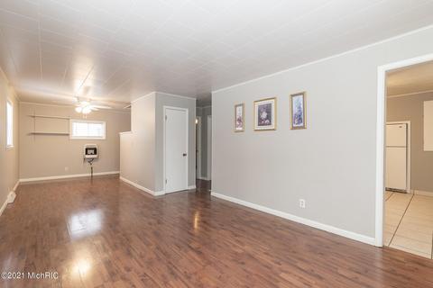 313 Meadow Dr, Augusta, MI 49012 photo 4