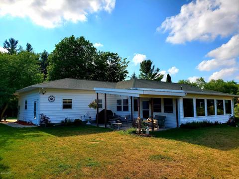 931 Warner St, Whitehall, MI 49461 photo 3