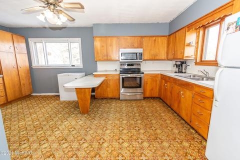 511 S Main St, Waldron, MI 49288 photo 16