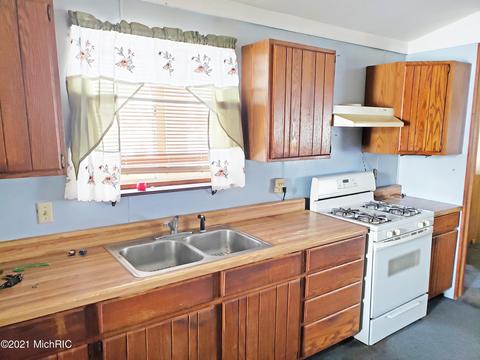 1262 E Wilcox Ave, White Cloud, MI 49349 photo 3
