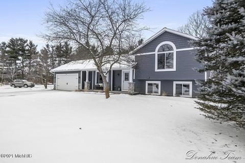 345 River Place Dr, Lowell, MI 49331 photo 3