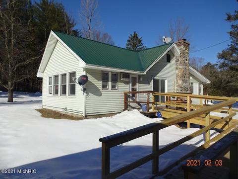 914 E Jackson St, White Cloud, MI 49349 photo 1