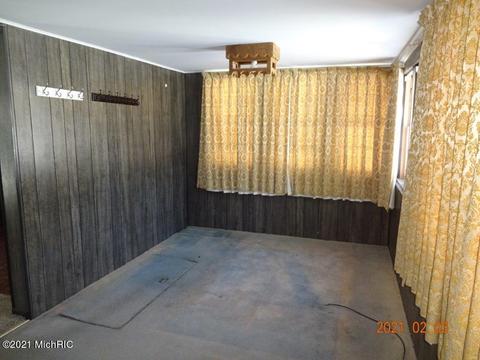 914 E Jackson St, White Cloud, MI 49349 photo 3