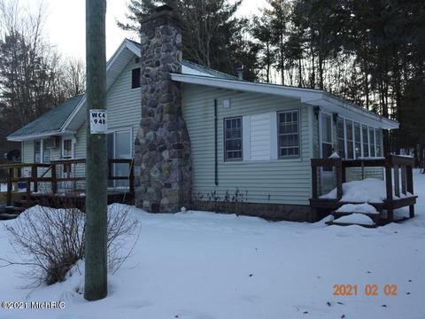914 E Jackson St, White Cloud, MI 49349 photo 2