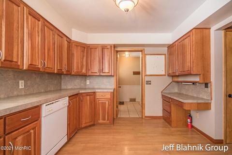 231 E State Rd, Grant, MI 49327 photo 9