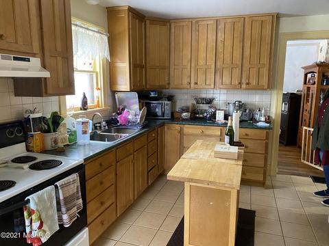 412 W Chart St, Plainwell, MI 49080 photo 5
