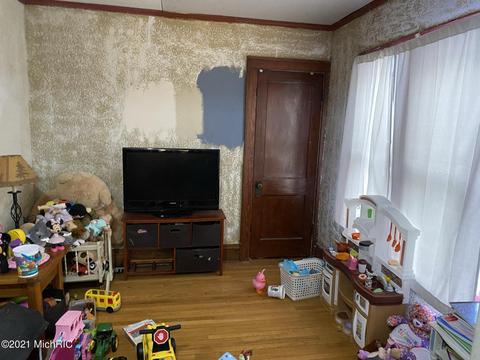 412 W Chart St, Plainwell, MI 49080 photo 6