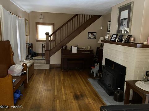 412 W Chart St, Plainwell, MI 49080 photo 3