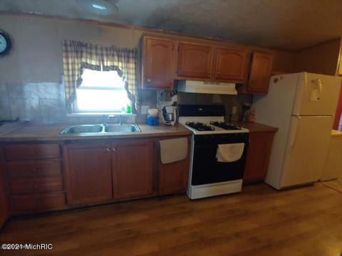 1523 Clinton Ln, White Cloud, MI 49349 photo 4