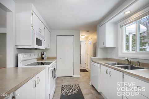 13111 Englewright Dr, Sand Lake, MI 49343 photo 4