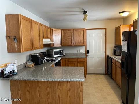 567 Lake St, Baldwin, MI 49304 photo 2