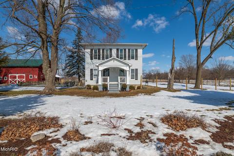 1104 E Hoffman St, Three Rivers, MI 49093 photo 1