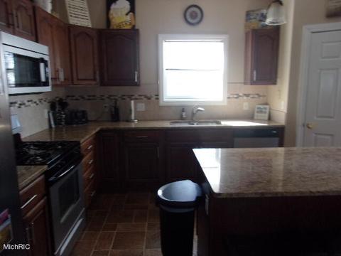 825 Cherry St, Manistee, MI 49660 photo 6