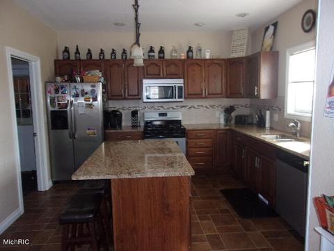 825 Cherry St, Manistee, MI 49660 photo 8