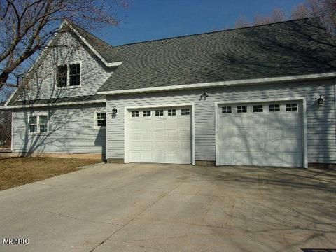825 Cherry St, Manistee, MI 49660 photo 4
