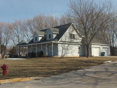 825 Cherry St, Manistee, MI 49660 photo 1