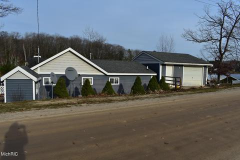 801 Pine St, Harrison, MI 48625 photo 1
