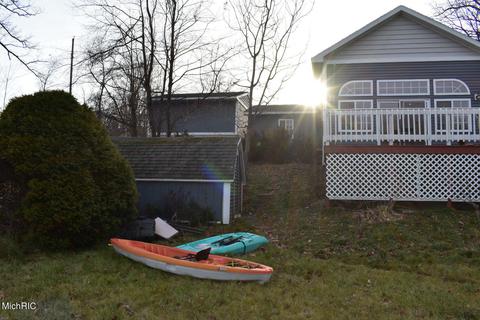 801 Pine St, Harrison, MI 48625 photo 4