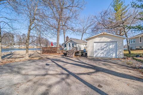 10825 Long Point Dr, Plainwell, MI 49080 photo 2