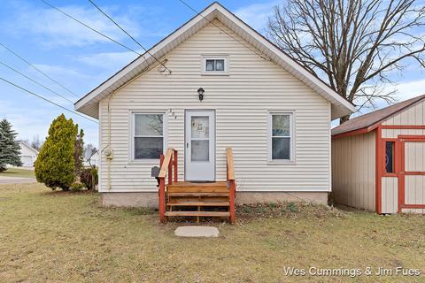 304 Vincent St, Belding, MI 48809 photo 1