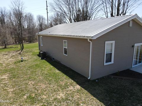 15305 N Main St, Buchanan, MI 49107 photo 4