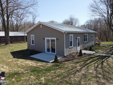 15305 N Main St, Buchanan, MI 49107 photo 3