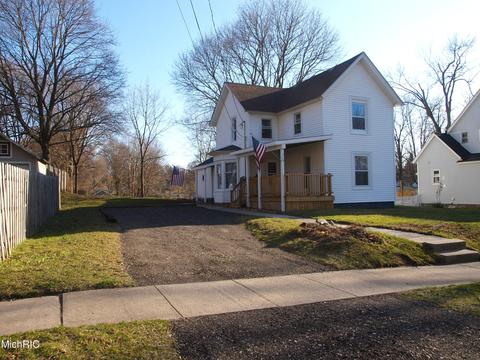 115 W Ann St, Belding, MI 48809 photo 2