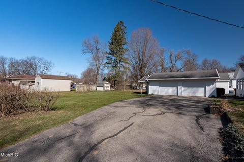 804 N Monroe St, Lowell, MI 49331 photo 5