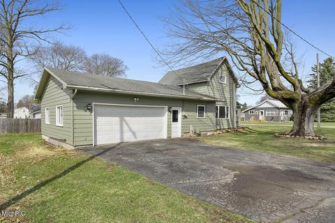 203 W Pine St, Edmore, MI 48829 photo 1