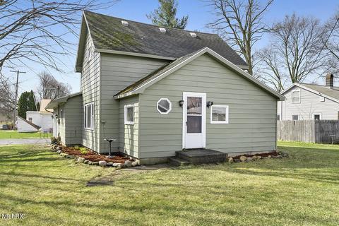 203 W Pine St, Edmore, MI 48829 photo 2