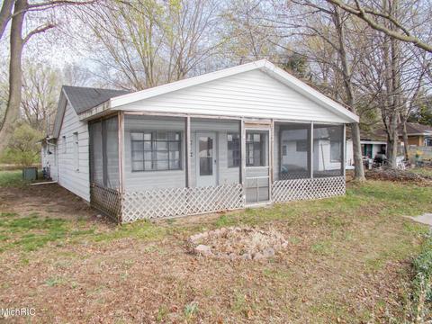 18889 Riverview Dr, Three Rivers, MI 49093 photo 1