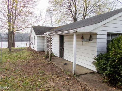 18889 Riverview Dr, Three Rivers, MI 49093 photo 2