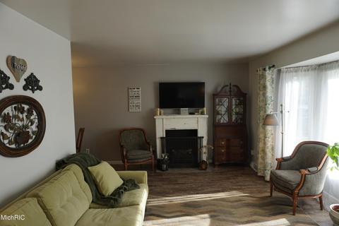 800 Glenview Drive Dr, Plainwell, MI 49080 photo 3