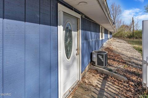 550 S Bliss Rd, Sumner, MI 48889 photo 4