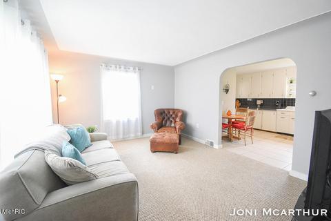 806 James St, Belding, MI 48809 photo 4